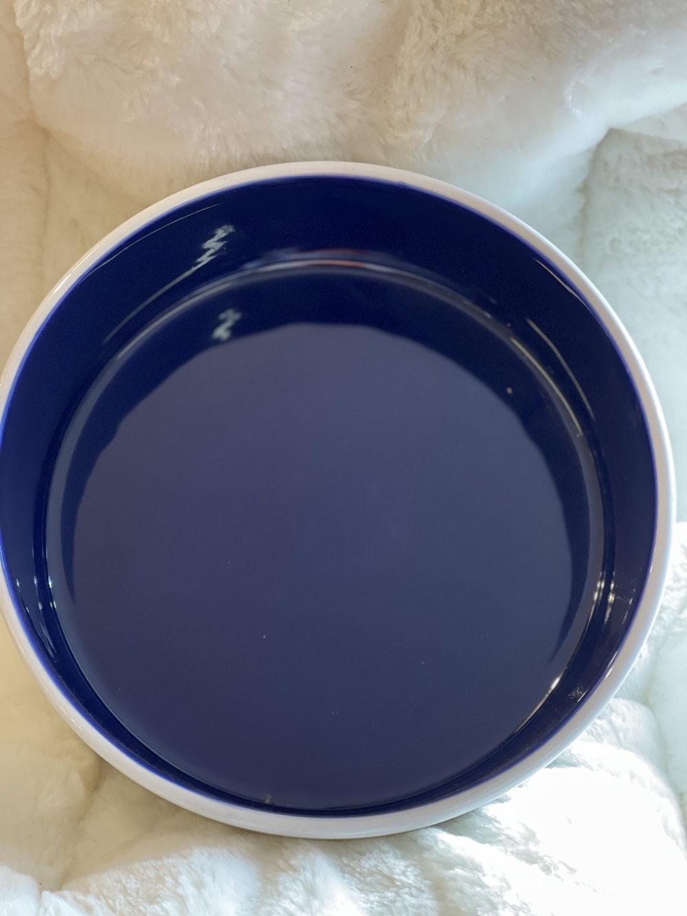 Stilren keramikkskål med kremhvit utside og blå innside. 350Ml, 1L eller 2,3L. Tåler oppvaskmaskin.