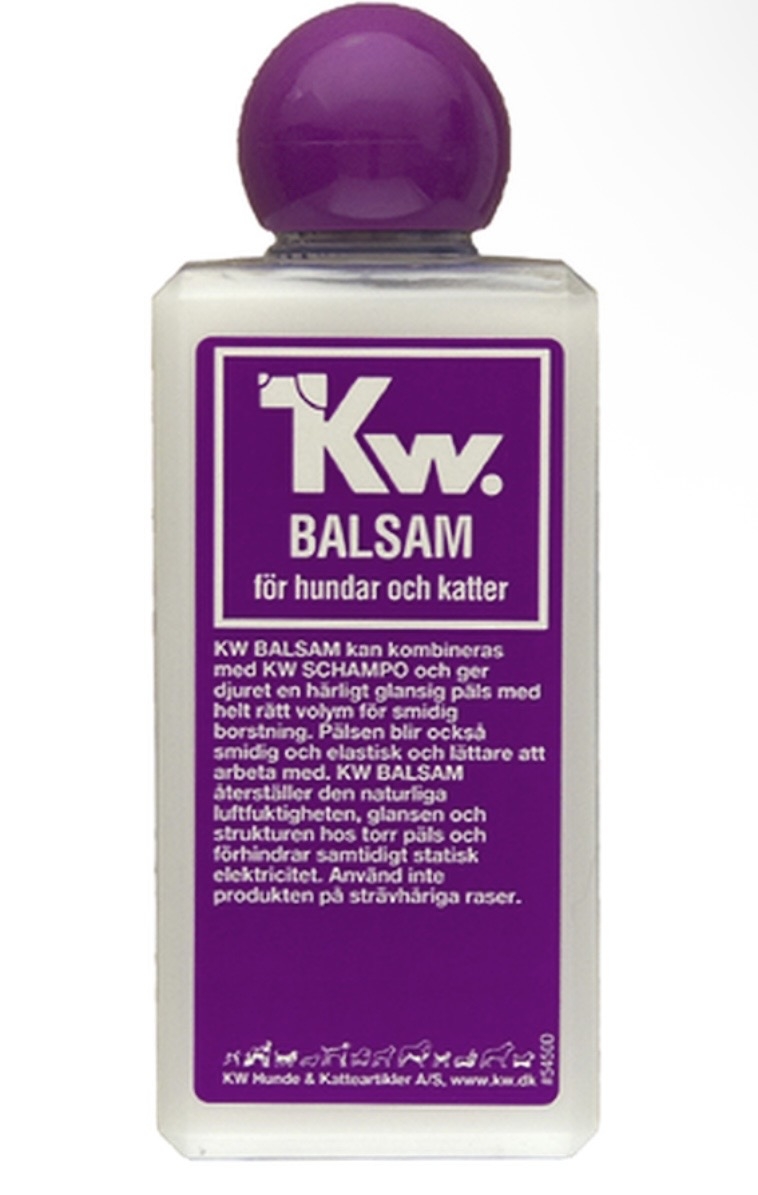 
KW Balsam brukes i kombinasjon med KW Sjampo og gir en blank pels med passende fylde, som er lett å bearbeide.
Samtidig bygges pelsens smidighet og elastisitet opp, som gjør det enklere å jobbe med pelsen.
Balsam gir tørr pels dens naturlige fuktighet, g