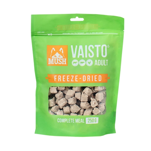 MUSH Vaisto Grønn Freeze-Dried (storfe-svin-kylling) er et skånsomt fullfôr for voksne hunder. Av Vaisto-produktene inneholder dette minst bein og litt mer storfevom, noe som også gjør produktet egnet for hunder med sensitiv mage eller tregere fordøyelse.