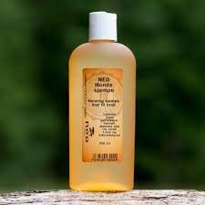 En aktiv shampoo med rensende egenskaper som gir ren hund og blank pels.