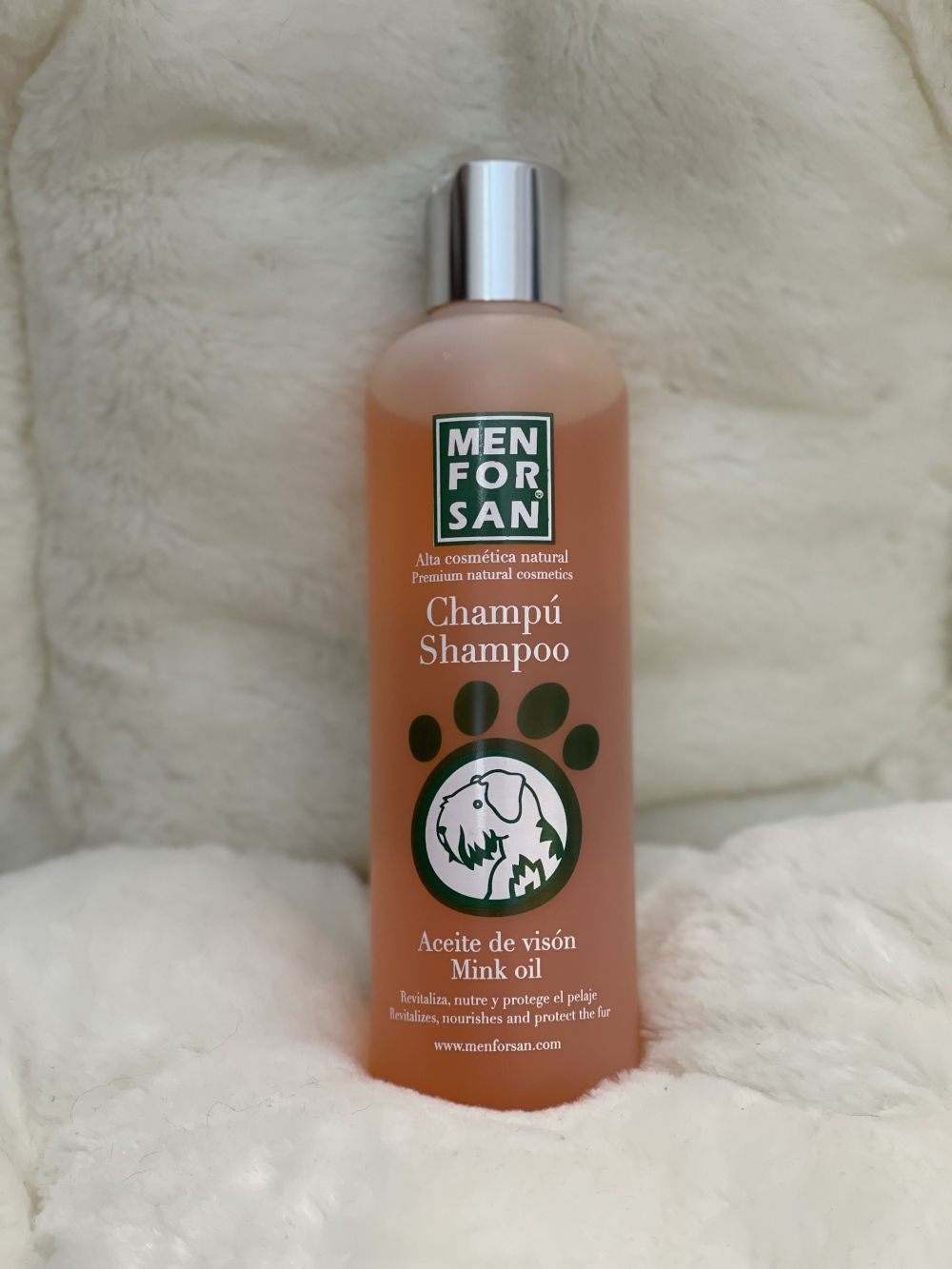 Shampoo av høy kvalitet med minkolje som forsterker pelsens naturlige glans. Mink olje beskytter og gir næring til pelsen, samtidig som den gir høy fuktighet i tørt og knyttet hår.